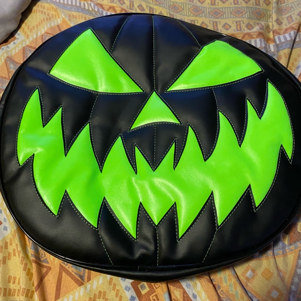 Selling a Nara Prado green/black pumpkin bag